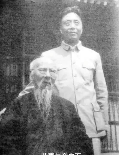 1952年，艾青拿来一张画，88岁的齐白石瞥了一眼说：假的！艾青斜嘴一笑说：确实