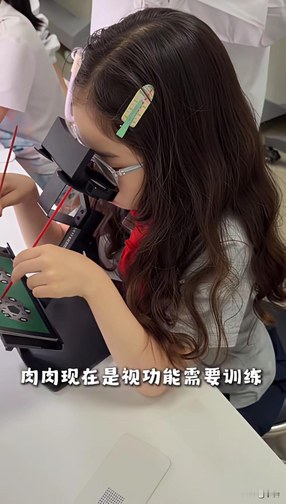 小肉肉近视了，看杜若溪的操作，被圈粉了~戴不进OK镜，就乖乖配离焦镜；每周两