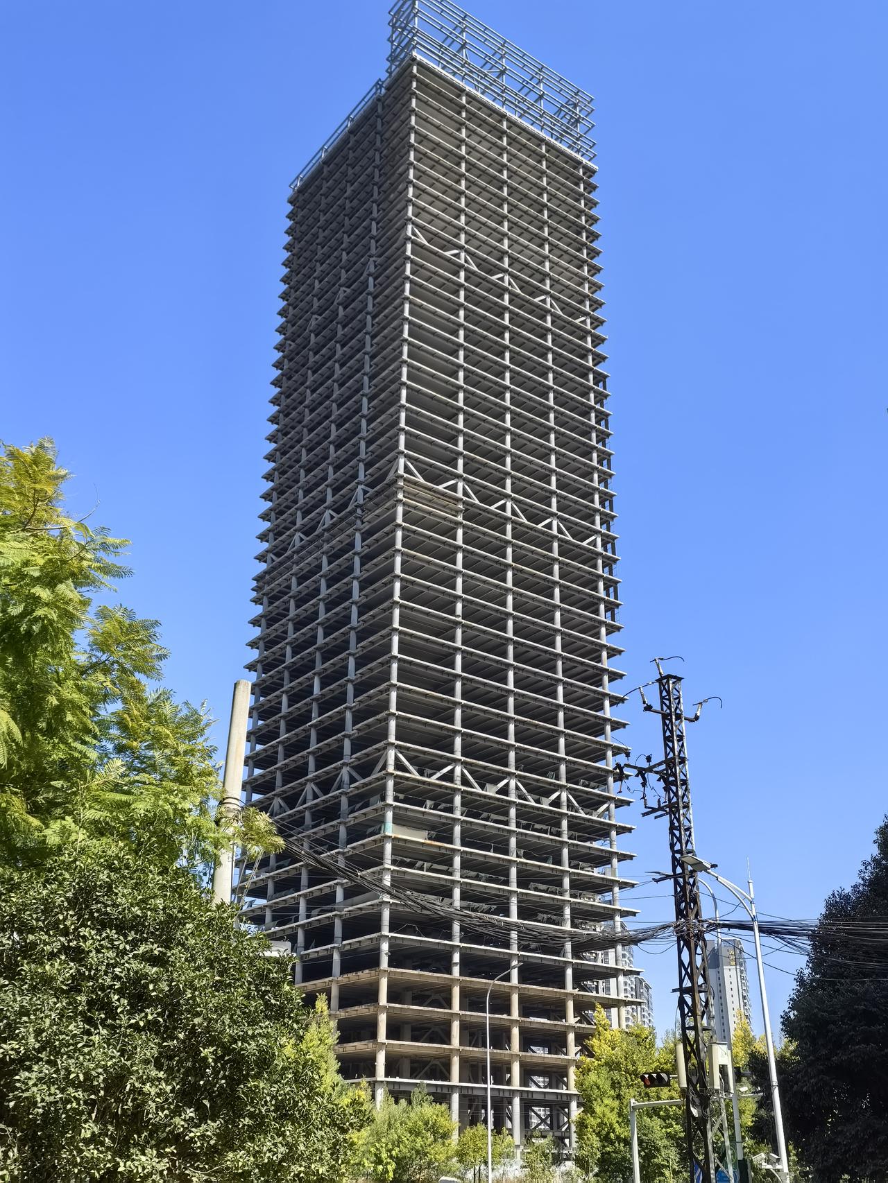 昆明第一烂尾的最高楼，全部都是钢结构，但是只做好了里面的壳（身躯），封顶了之后烂