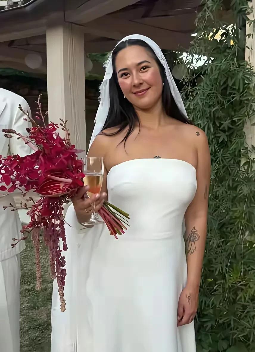 姜文这女儿和女婿怎么显得这么老气，好像比姜文年纪还大的感觉。姜一郎才31岁啊！姜