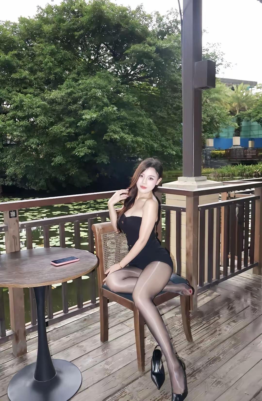 美女身材太好了，尤其是一双美腿直晒在日光下，线条流畅得像精心雕过。这样的美腿你打