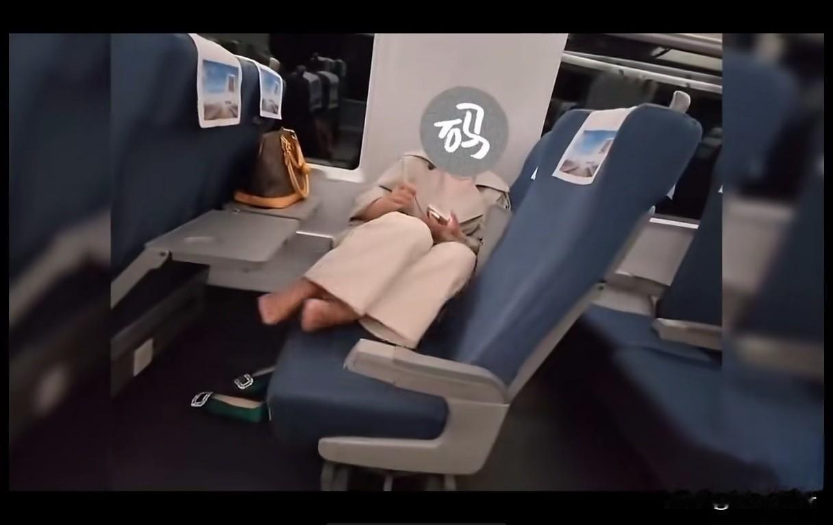 女子乘高铁脱鞋躺座位休息，邻座男子看不下去劝她穿上鞋子却被女子责骂多管闲事。这