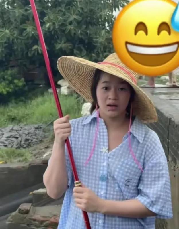 婵宝这孩子长大了好多啊，脸圆圆的，手臂的肌肉也挺发达的……，她练习跳水肯定阻力比