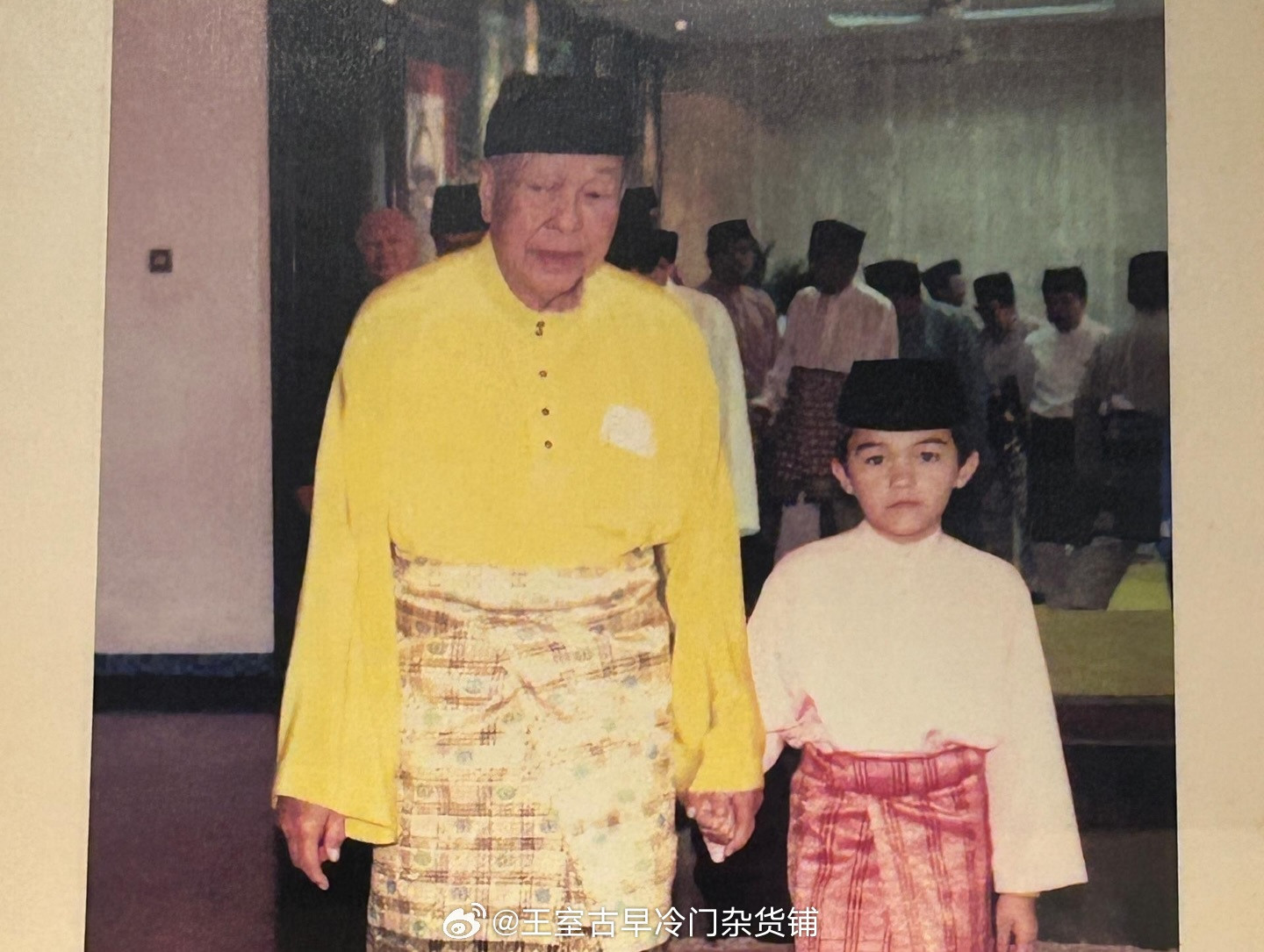 王室王室马来西亚王室雪兰莪不常见的照片：雪兰莪王储和他爷爷沙拉胡丁。雪兰莪苏丹