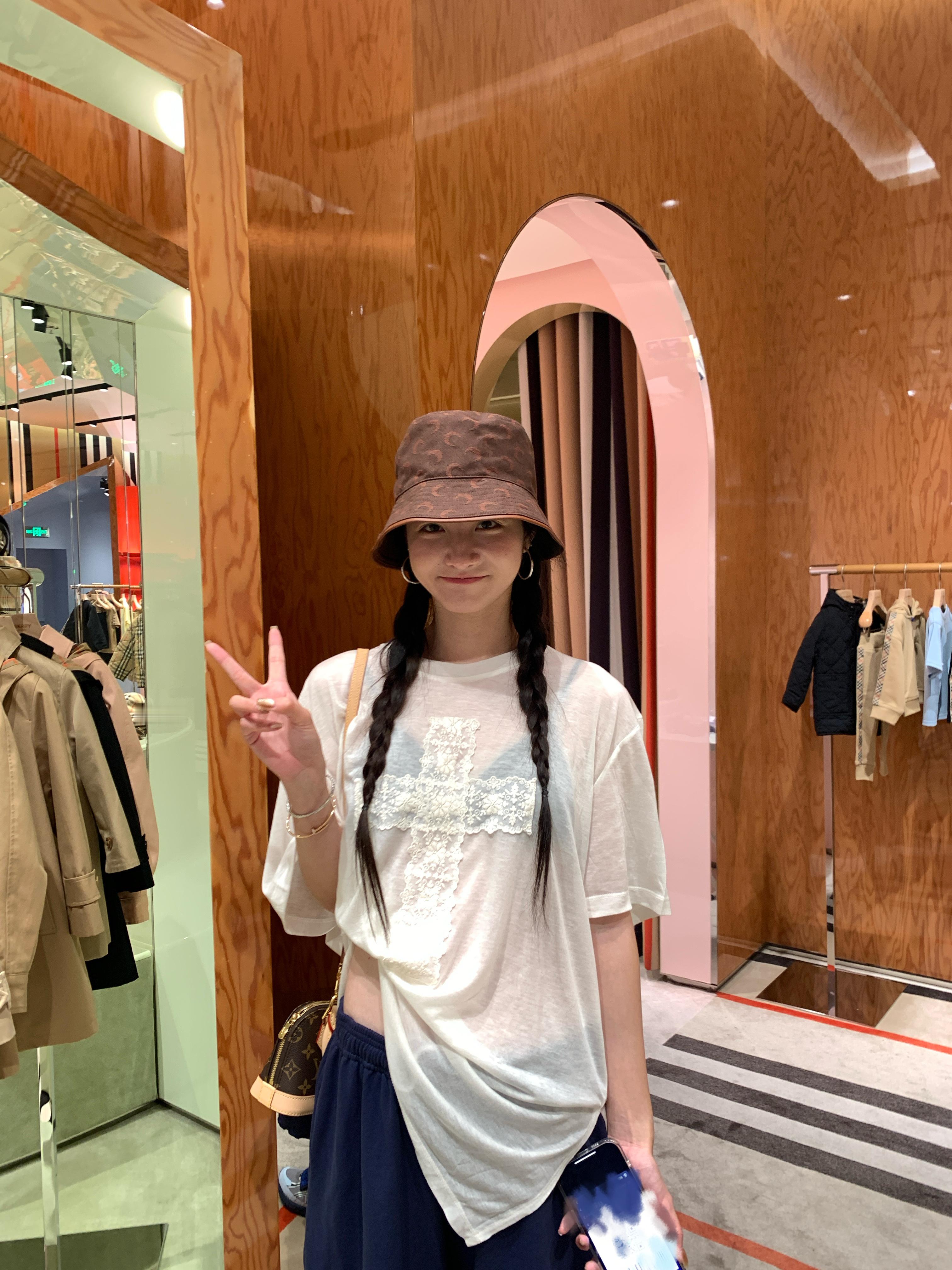 终于这几天穿上自己的衣服了​​​
