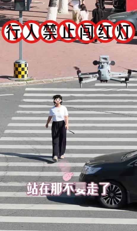 “上新华社了!”黑龙江，一名女子大摇大摆闯红灯，丝毫不惧来往车辆，下一秒，头顶飞