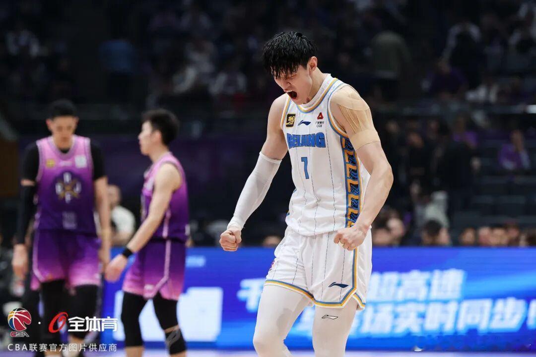 小曾在采访中解释了这次和北京队的续约直到现在才完成的原因，是因为近期曾凡博家中突