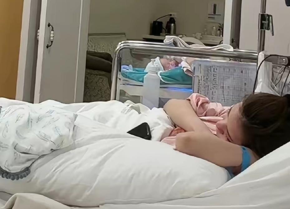 马筱梅产下男宝宝后，他老公细心照料，小菲做直播时，给粉丝看，马筱梅躺着睡着了。