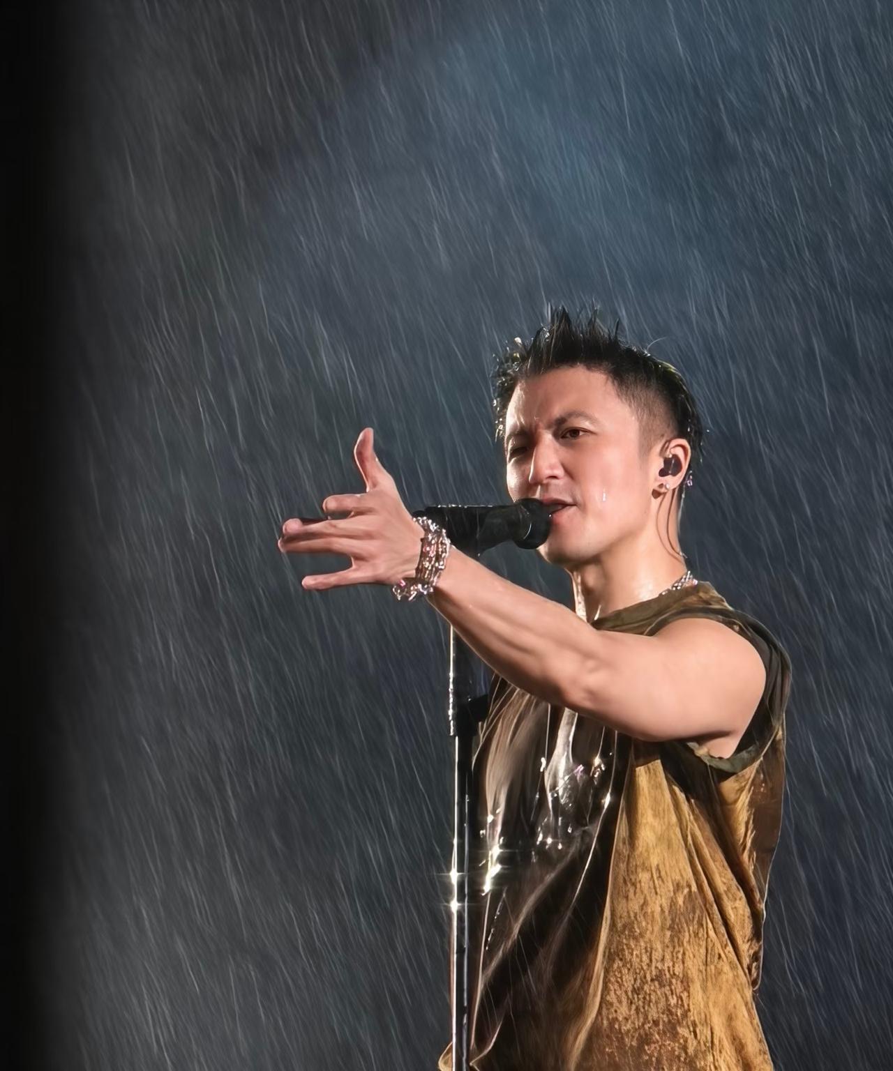 我问我老公，谢霆锋广州演唱会下暴雨，他全程不打伞，80后真这么拼吗？我老公反问