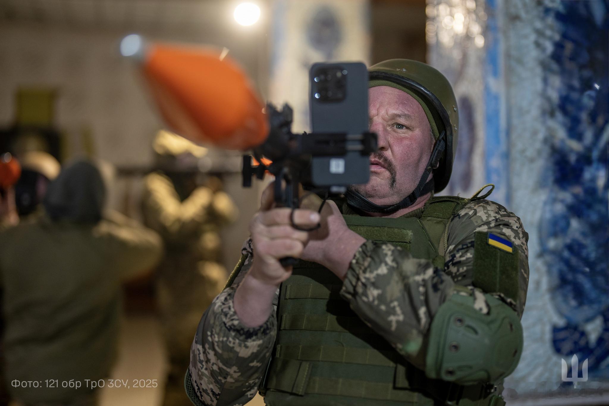 乌克兰武装第121独立旅官兵模拟器上进行RPG-7火箭助推反坦克榴弹发射器的使