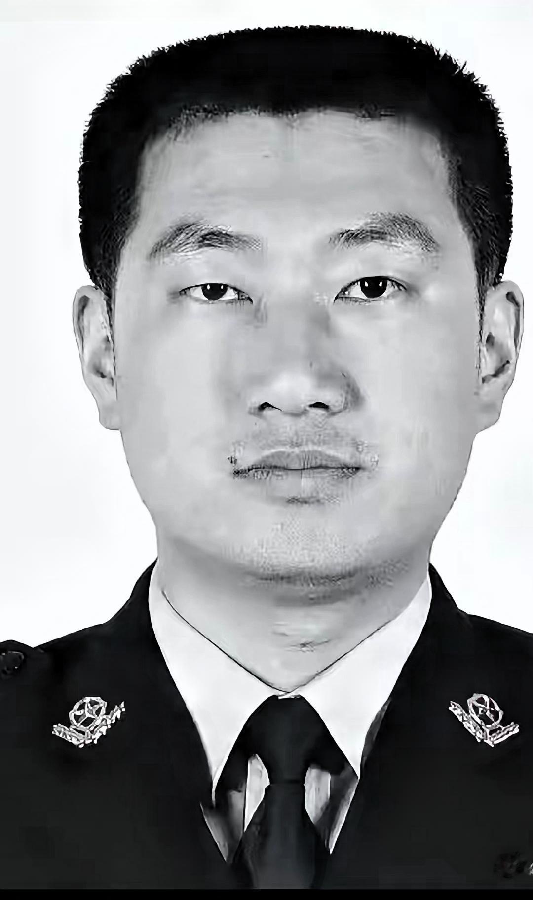 12月17日报道，52岁的交警大队长苗海滨，没了。[汗]12月14日清晨，5