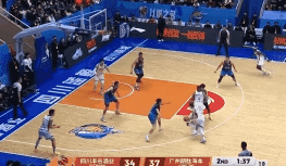 🏀325天王者归来！郭艾伦首秀杀疯了：怒指裁判+单节10分，还是那个最血性的