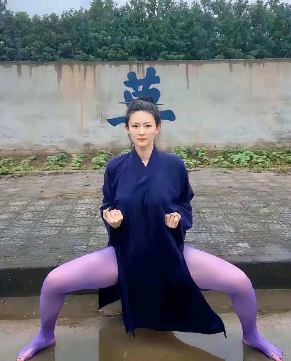 有人说小师太是在蹲马步或者摆拍其实看过原视频的都知道是在练八段锦小师太的姿势