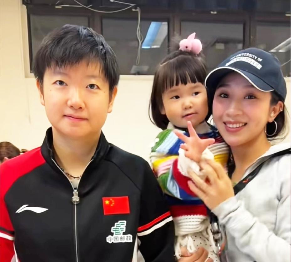 要说这次香港总决赛收获最大的是谁？那非黄镇廷的女儿莫属。简直成了团宠，不仅