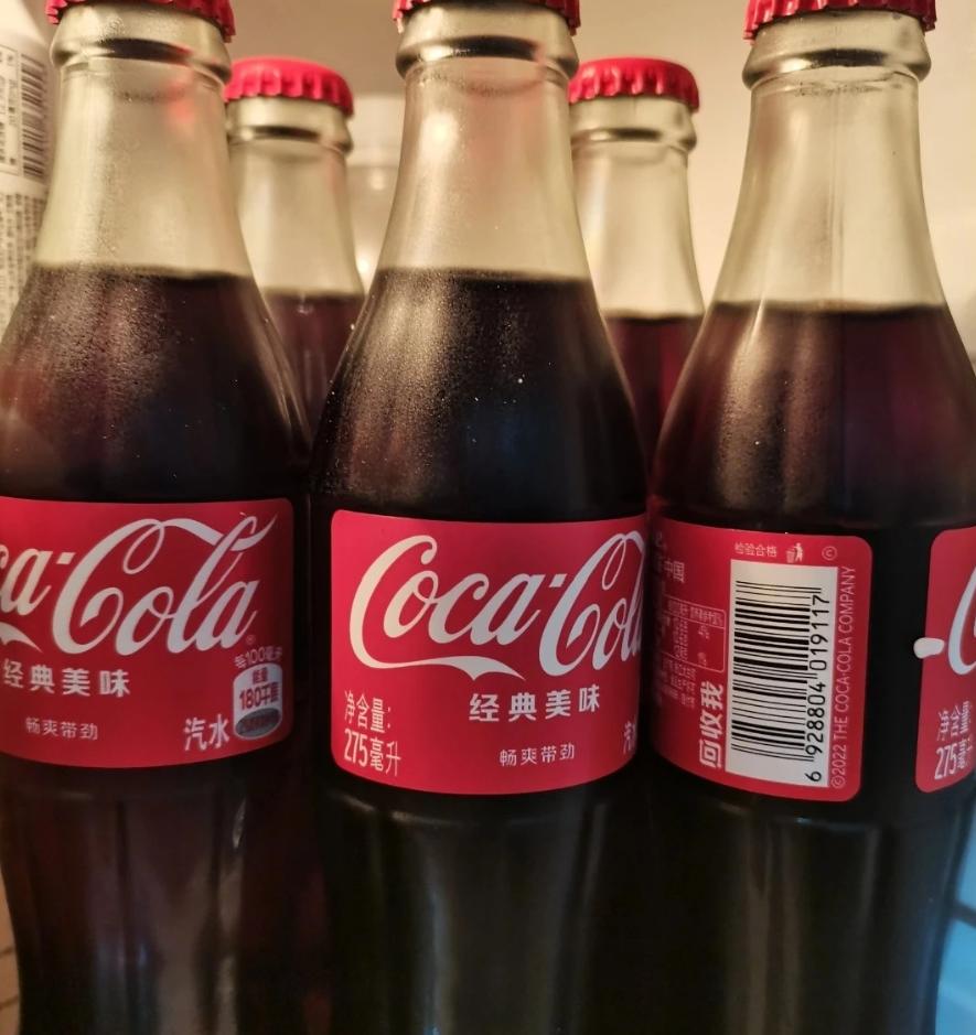 别再怪自己口味变了。现在的可乐，根本不是原版配方。 为省钱、蹭健康、赚利润。