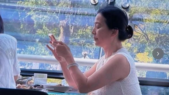 67岁刘亦菲妈妈气质真好, 腰杆挺直, 颜值比女儿还要出众