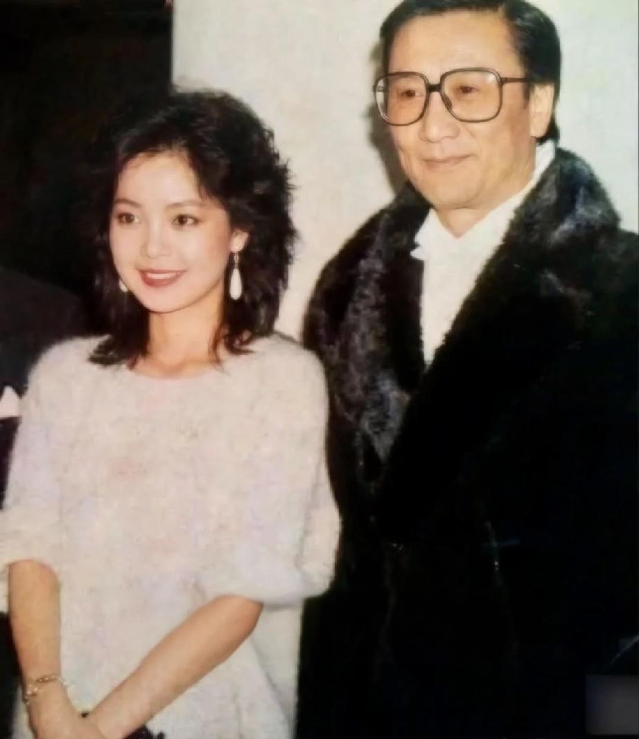 1983年的一场盛大酒会上，谢贤、狄波拉夫妇分别与邓丽君的合影。当时的谢贤夫妇