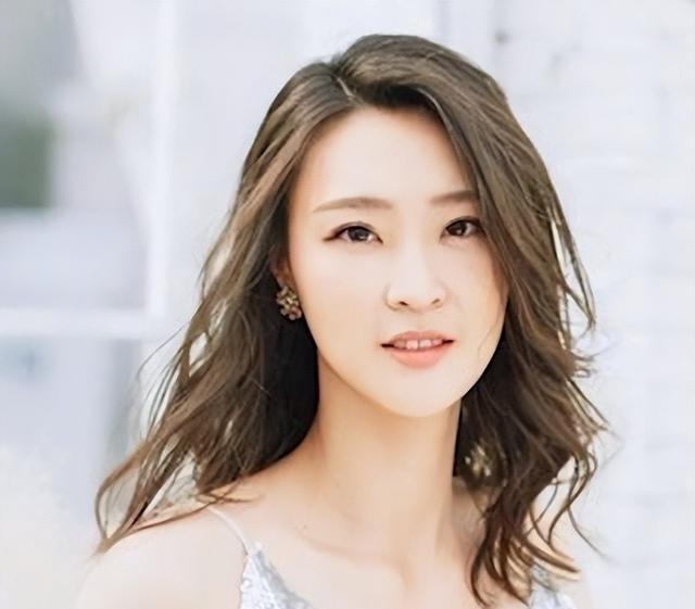 要说这几年，把“反差感”玩得最明白的，前女排队长惠若琪绝对算一个。提起惠若琪