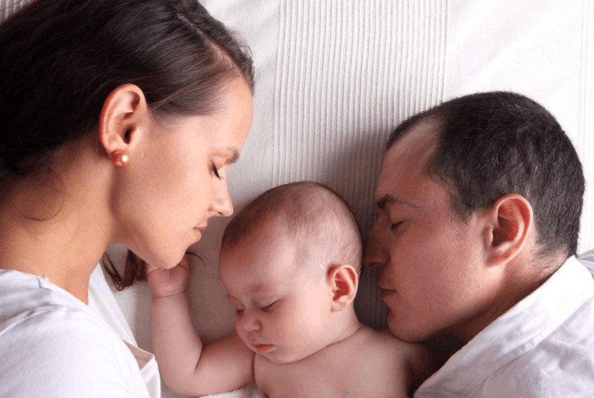 这样哄孩子睡觉方式, 宝妈觉得宝宝容易睡着, 其实影响孩子健康