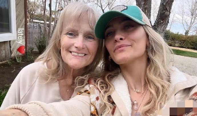 迈克尔杰克逊女儿与前妻相聚，二人都老了不少，前妻患癌，金色头发变白发！近日，