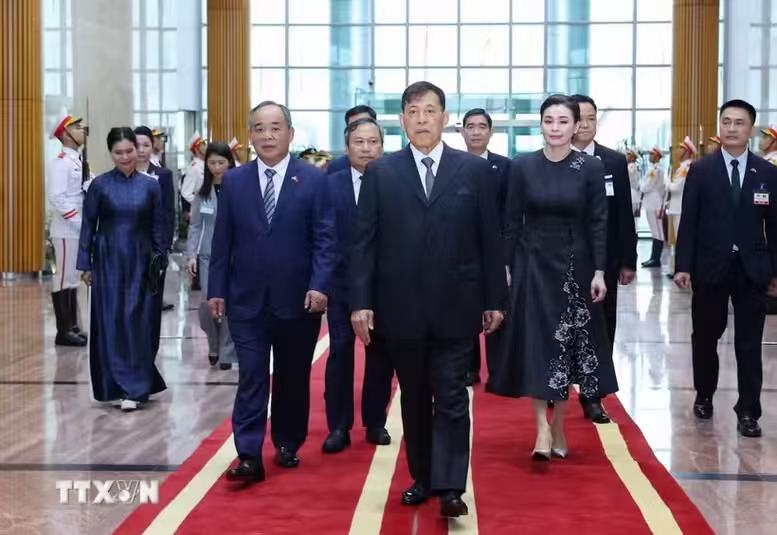 有点意思！泰王首次访问越南，陪同人员由政府、王室、军队三方混编。从越通社公布