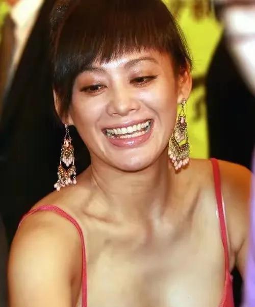 宁静年轻的时候笑容好灿烂啊！就是这一笑显着这一张大嘴太大啦！宁静给人一种大气端