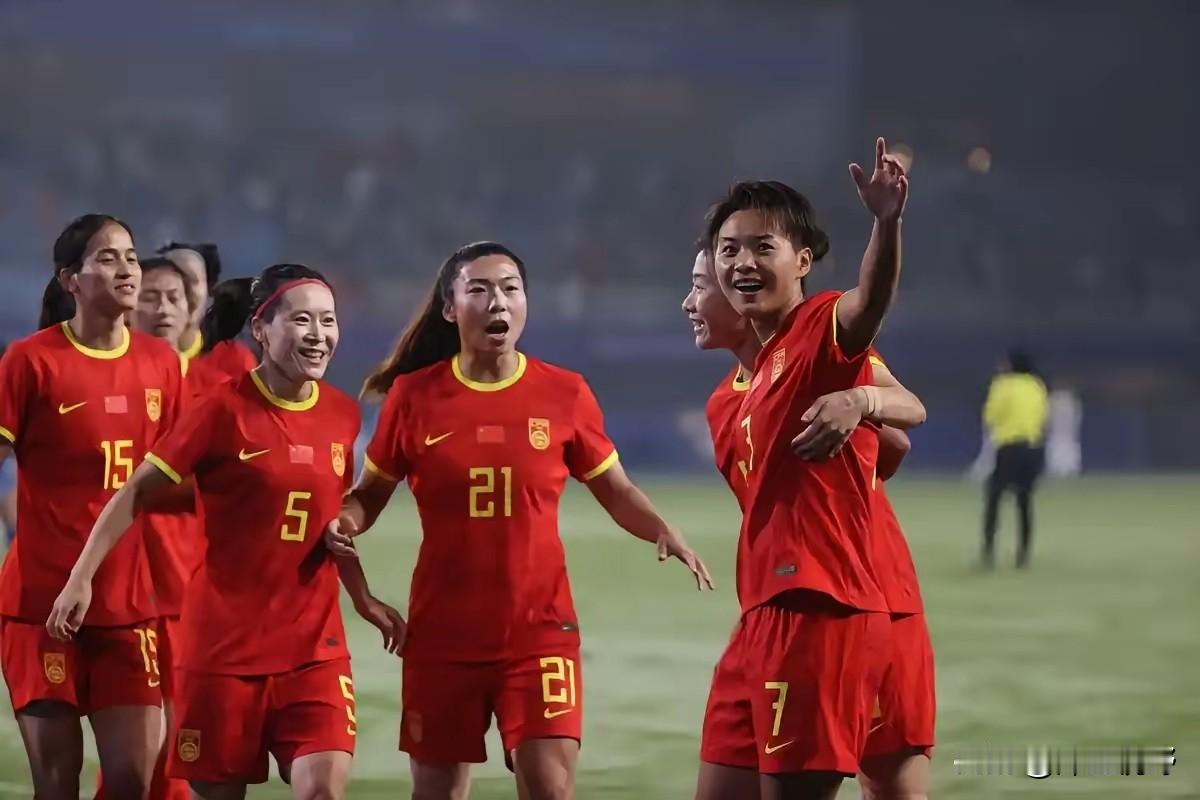 亚运会女足比赛，中国队出现了非常业余的一幕。加时赛的时候，中国队用孙方欣换上了张