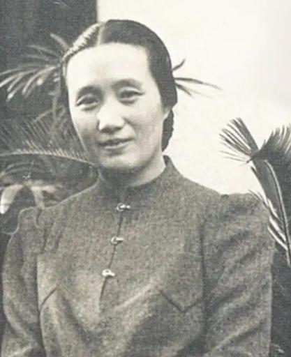 1925年，连生4女的董竹君，为圆丈夫儿子梦，冒死怀第5胎，她肚大肥圆，爱吃辣椒