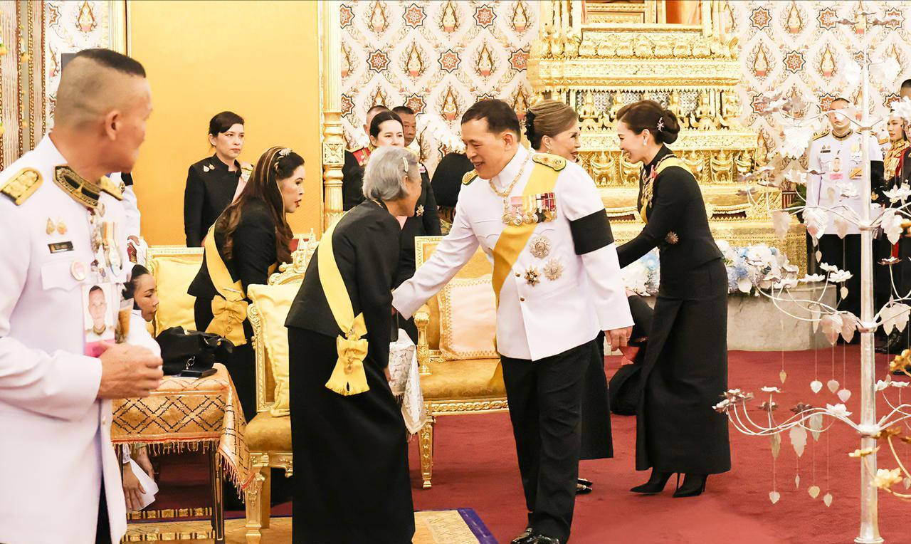 泰王兄妹4人罕见同框，一起祭拜诗丽吉太后泰王与苏提达王后携王室成员，于曼谷大皇