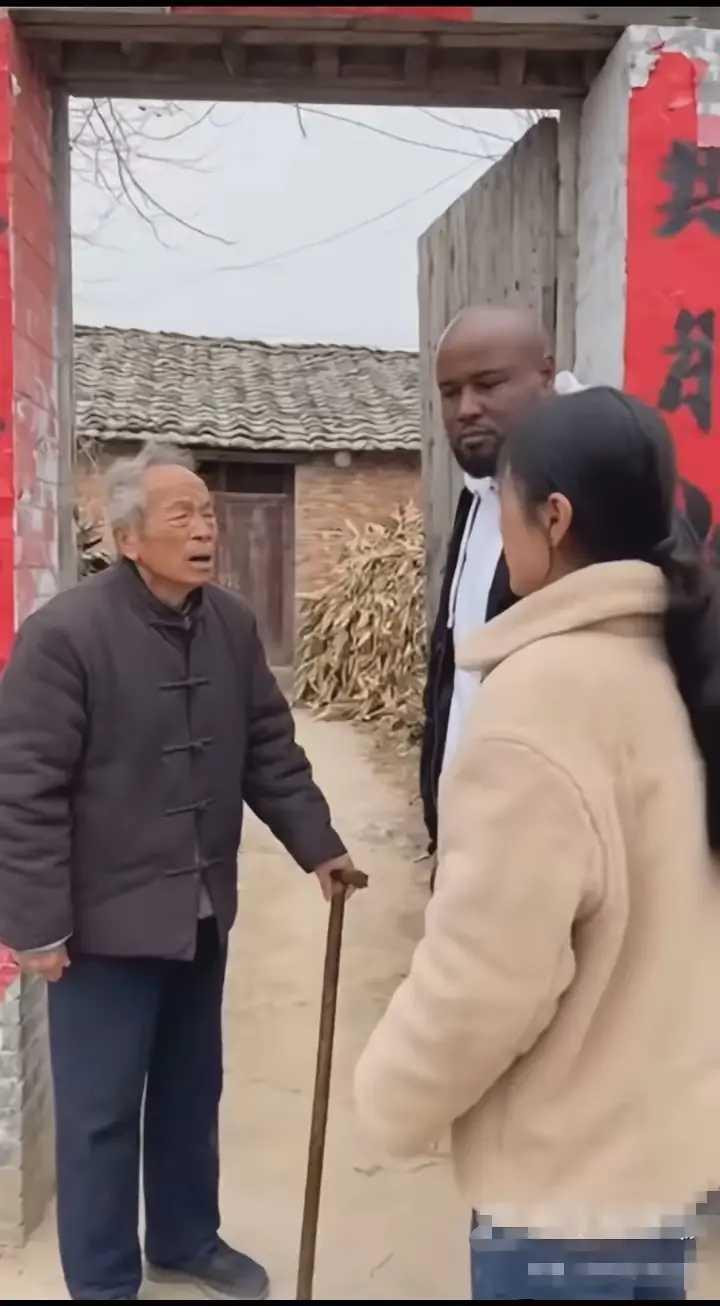 女儿带着自己的非洲老公回去见老父亲。没想到老父亲把他们堵在门口不让进门。并怒骂