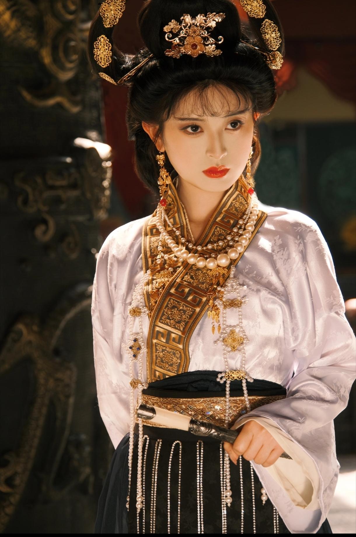 公元946年，辽国大军攻破后晋都城。耶律阮跟着叔父耶律德光杀进皇宫时，满眼尽是四