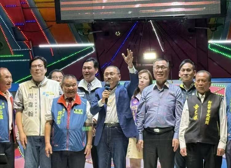 侯友宜为李四川拉票助阵。在“板桥嘉义同乡会”举办的联谊活动现场，侯友宜积极为李四