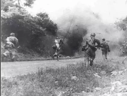 1984年，侦察兵突袭越军哨所，却不知路上是否有地雷，这时，连长看了一眼路上的马