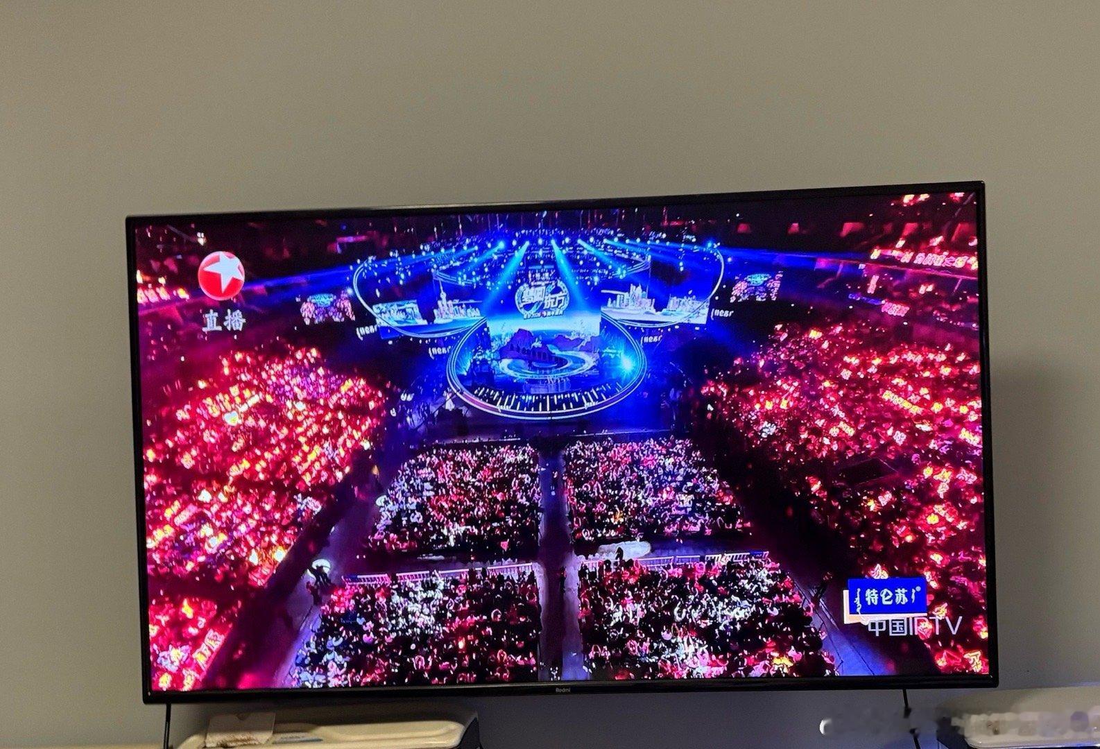 东方卫视肖战红海全场一片红！看得我热血沸腾，肖战人帅唱的也好听。跨年热梗制造