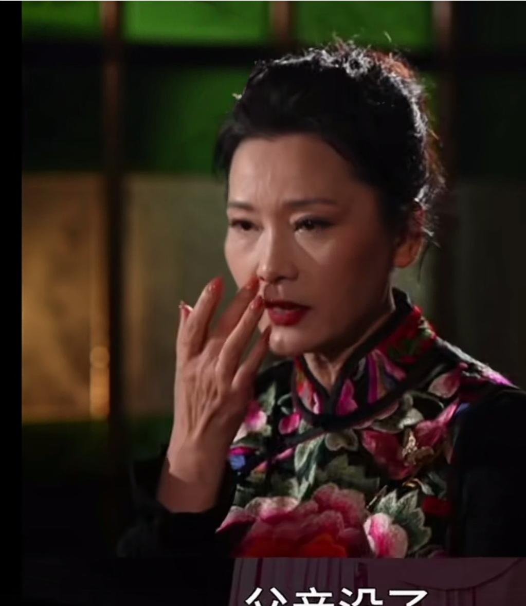 演员何赛飞说：“我从小和爸爸相依为命，但他在五十出头的时候去世了，我就觉