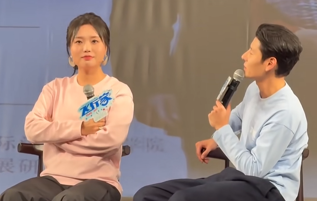 李雪琴和蒋奇明，在电影《飞行家》中饰演了一对“东北夫妻”。在路演现场，主持人向蒋