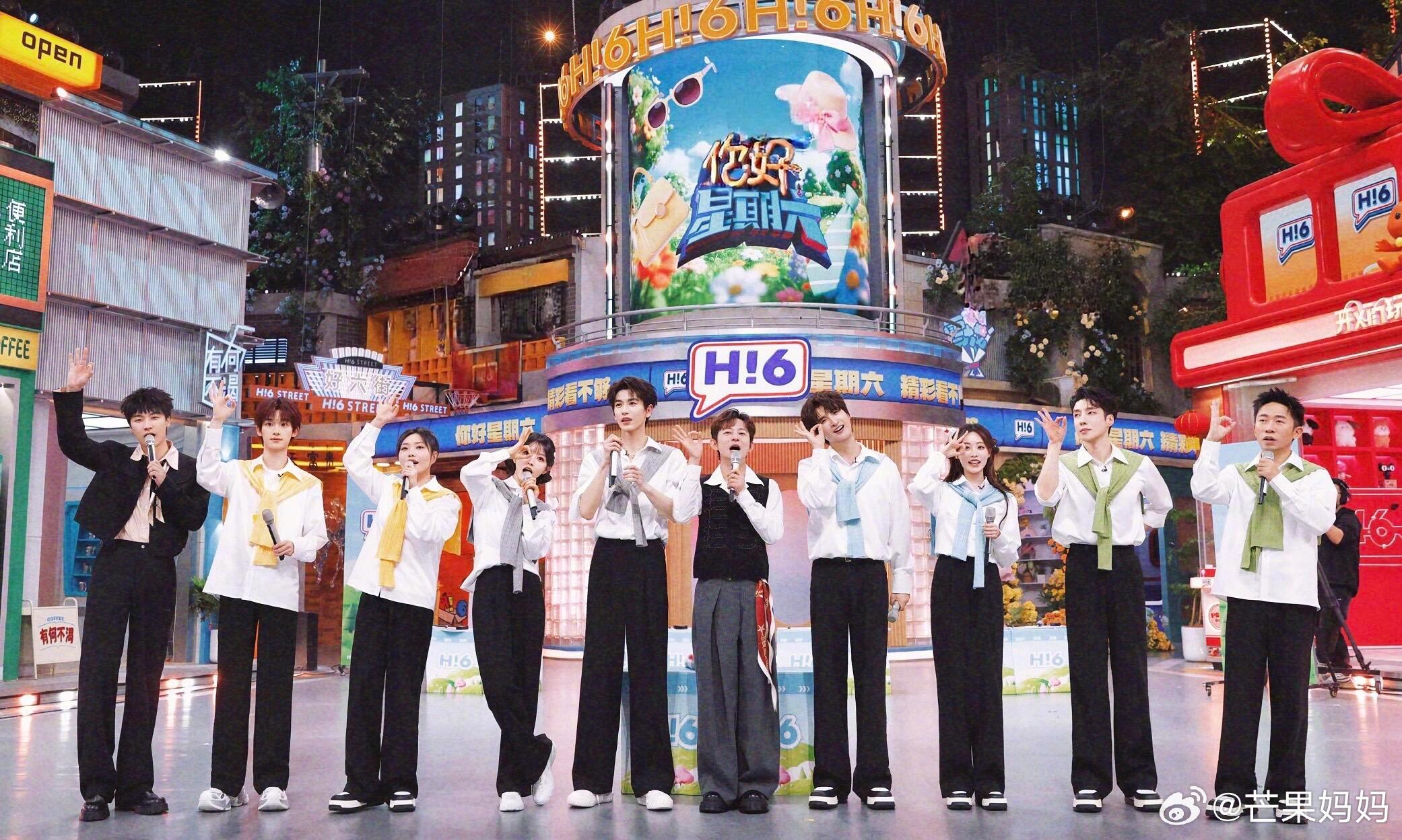 张凌赫hi6合照里，好显眼的大长腿