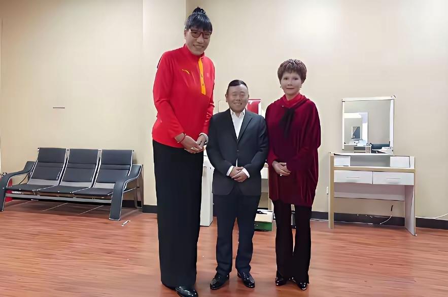 看到这张合照瞬间想起赵本山小品那句名台词：让潘长江去吻郑海霞，根本够不着嘴！以
