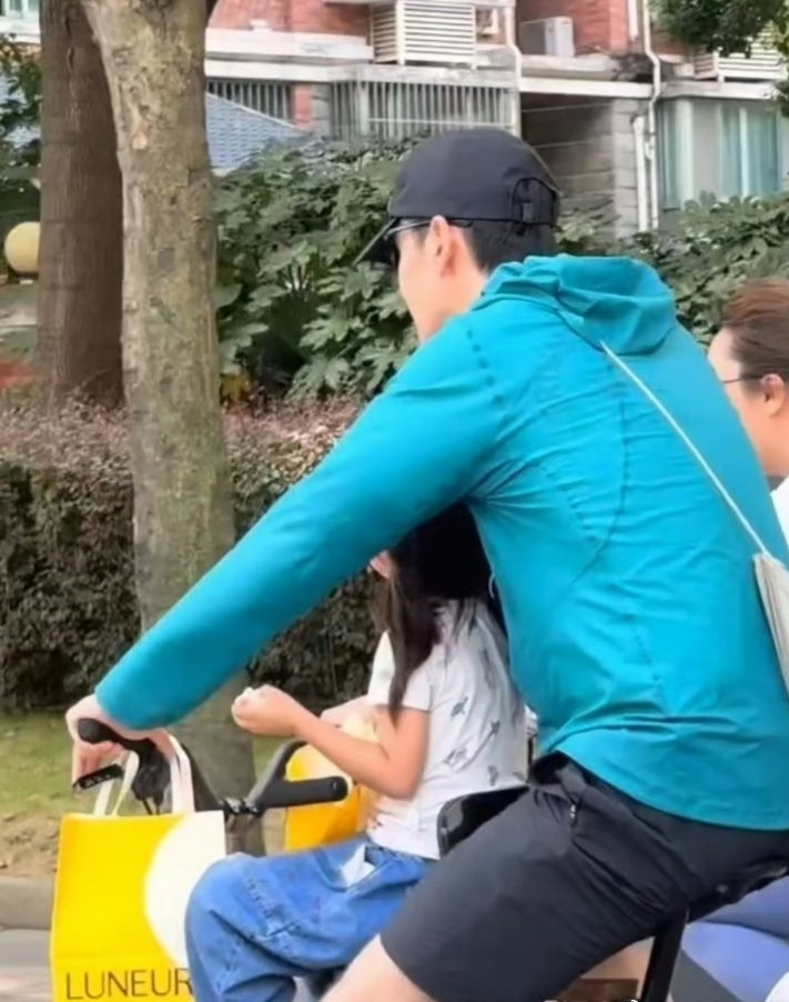 胡歌藏了六年的女人，终于被拍到了。不是狗仔偷拍，就是路人随手一拍。上海街头，他骑着折叠自行车，女儿坐