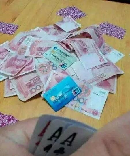 拿到这个牌，首先要想办法稳住对家，不要让他们跑了
