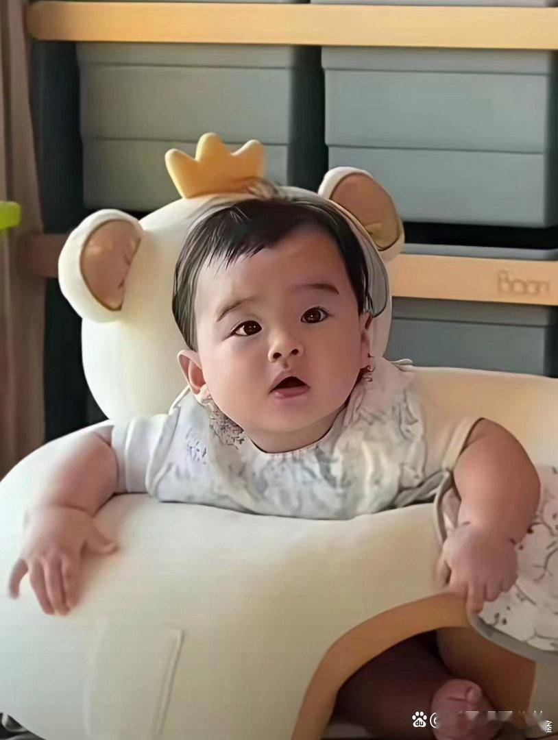 汪小菲直播期间，忽然对着镜头外喊了一声汪希玥，让女儿给他倒杯水。镜头另一边的小玥儿当场回怼：你可以叫