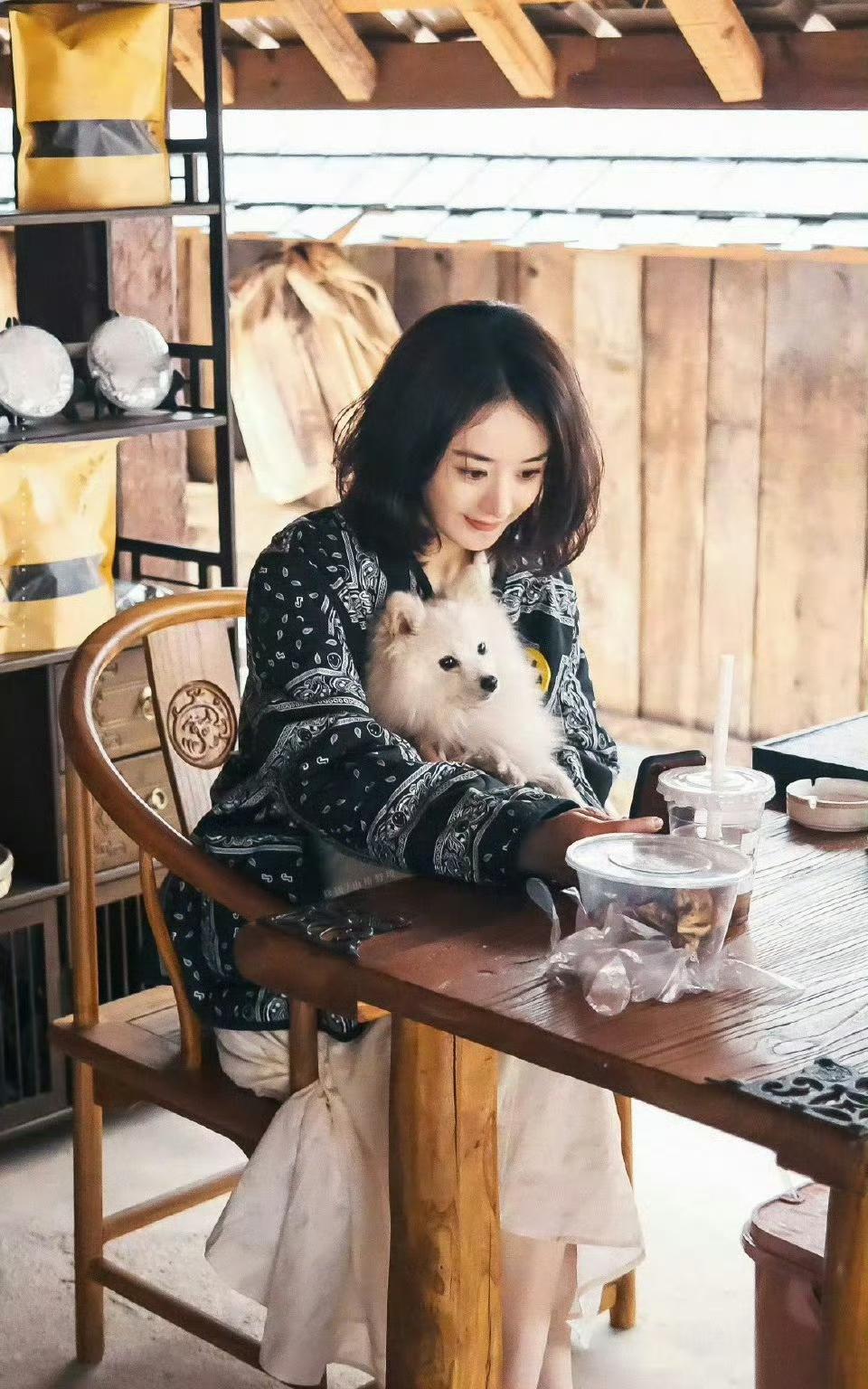 赵丽颖的日常随拍，才是真的“松弛天花板”没有聚光灯，没有精致妆造，镜头