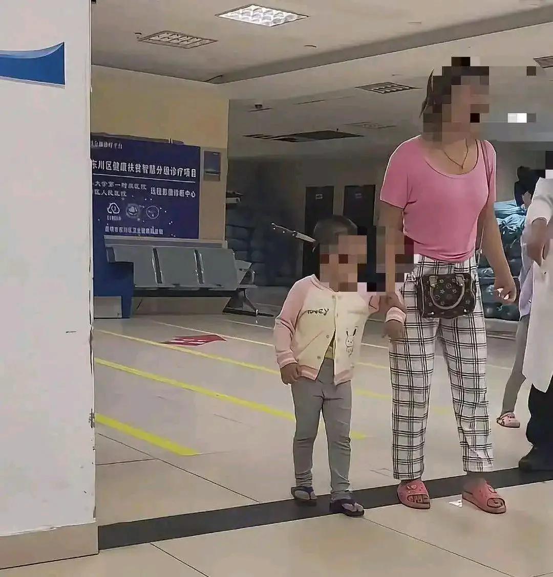 云南昆明一3岁女娃在家里的床上玩耍，妈妈嫌闹腾，便拿刀吓唬小女孩，没成想，刀子一