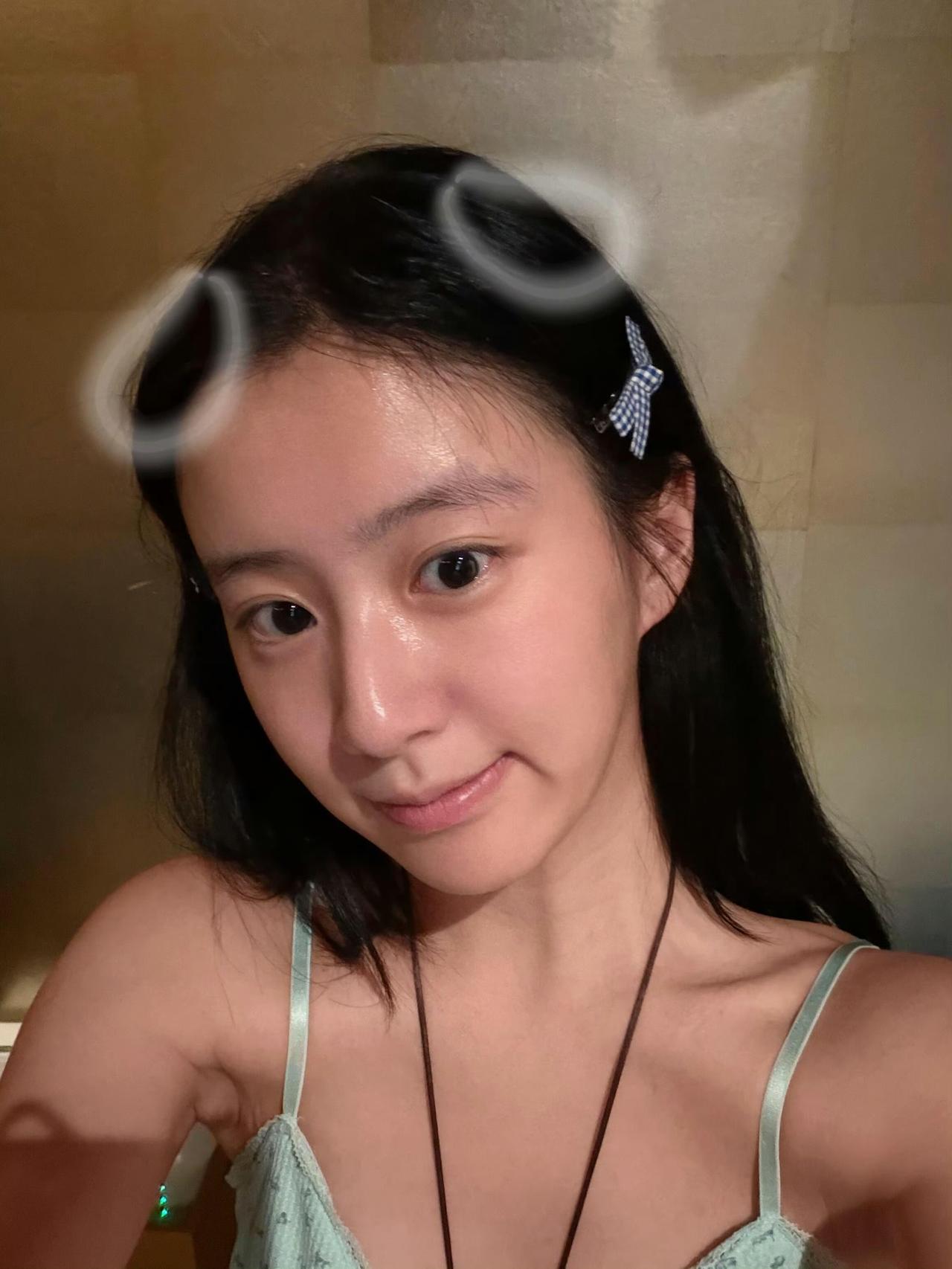 哇，不愧是明星，皮肤都好好，素颜也能看出来是大美女。包上恩、张婧仪、卢昱晓、李
