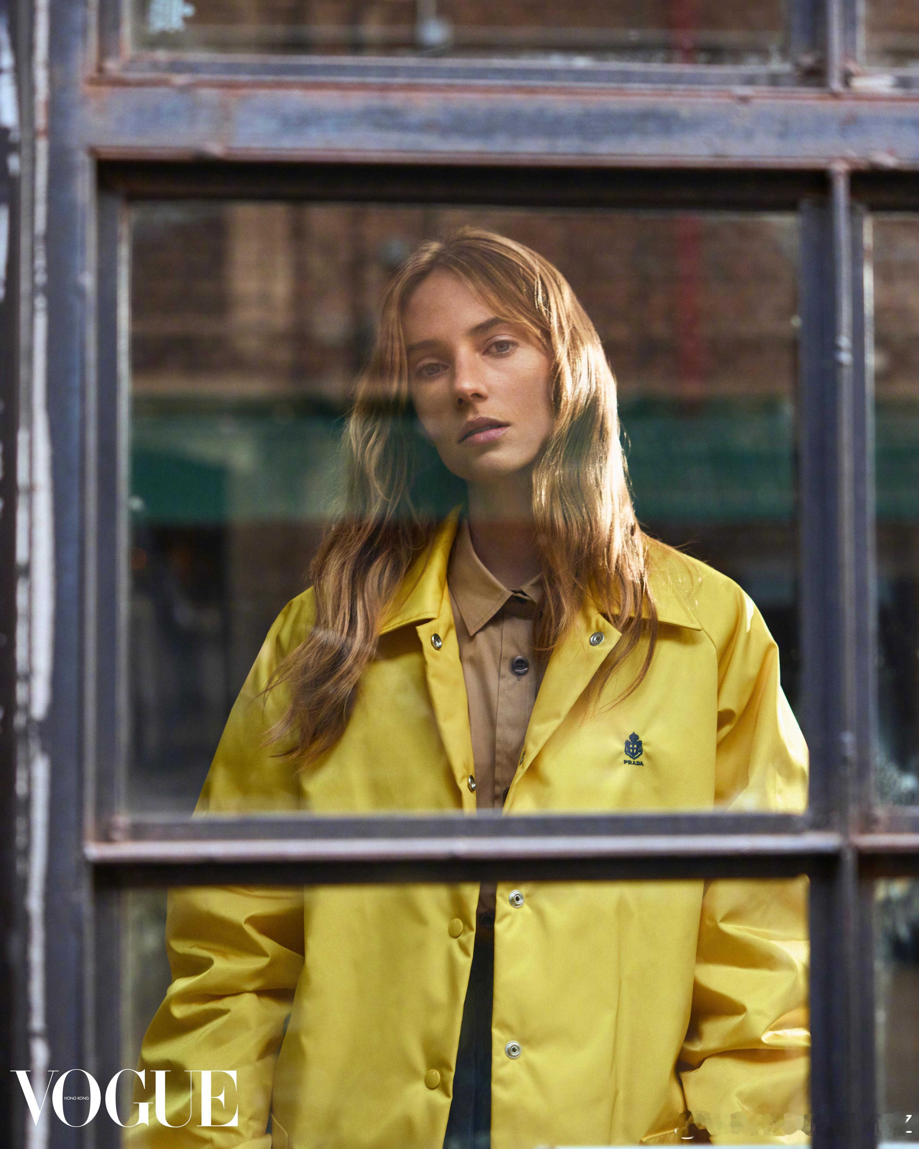 中国香港版VOGUE二月刊，演员MayaHawk身着PRADA春夏