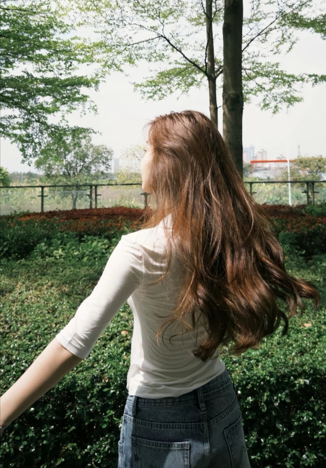 发型不错，大波浪哟