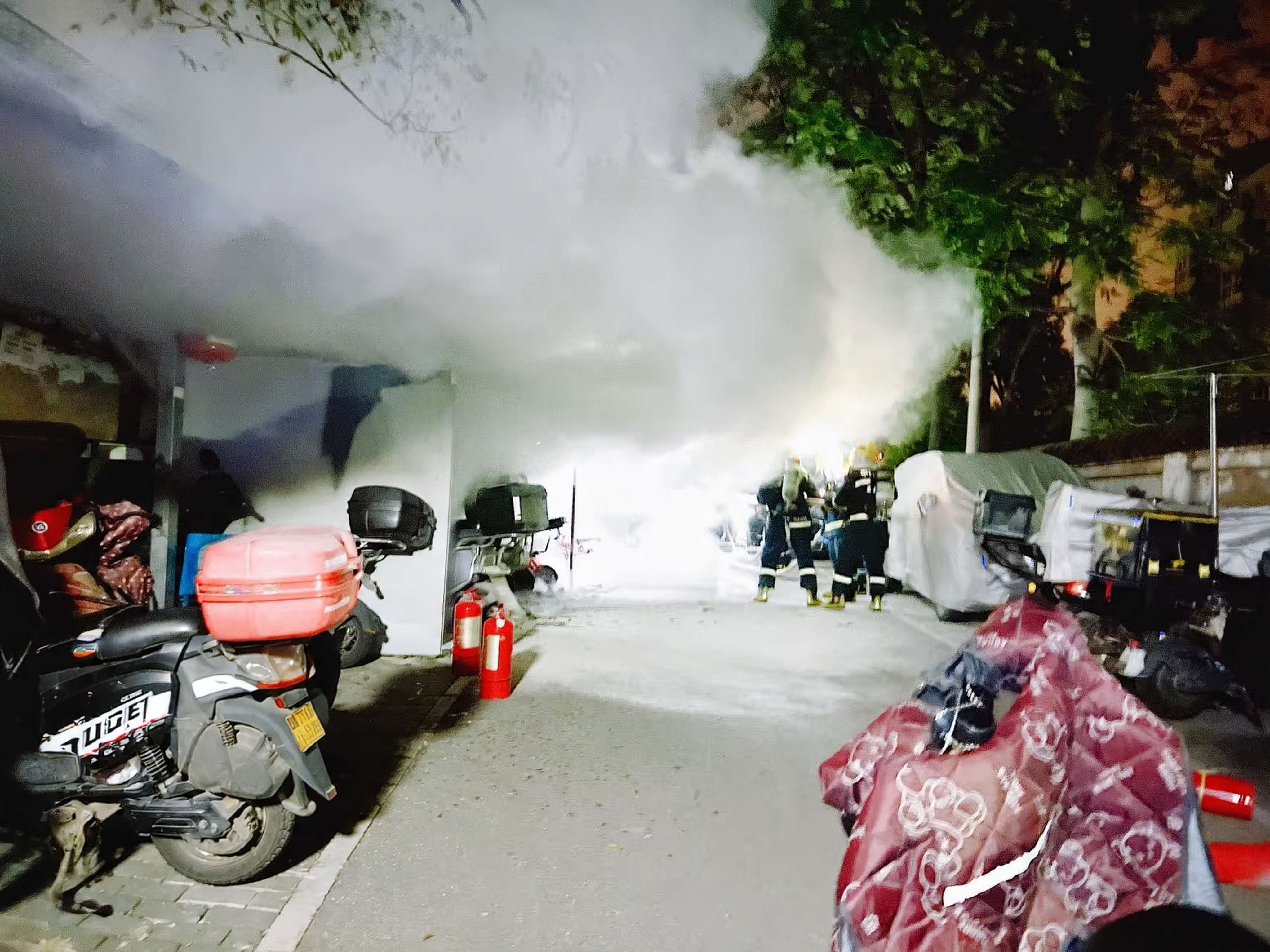 深夜车棚电动自行车起火, 中关村街道快速处置