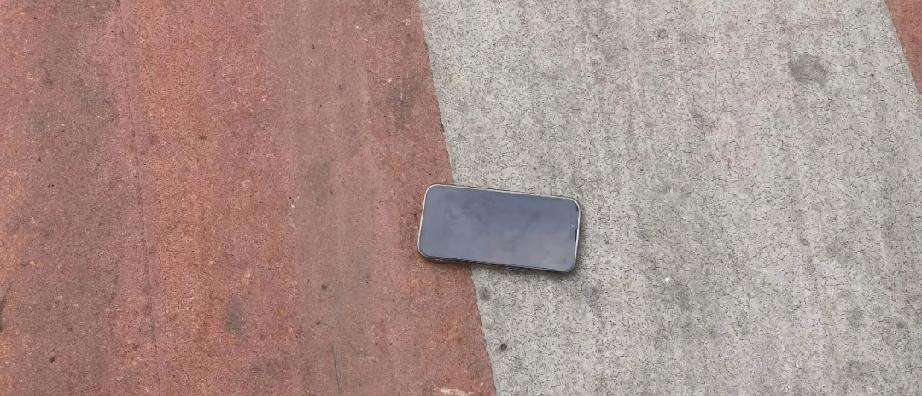 奇葩！奇葩！男子捡到手机遭失主奇葩要求拒送还被追责威胁后放回原位