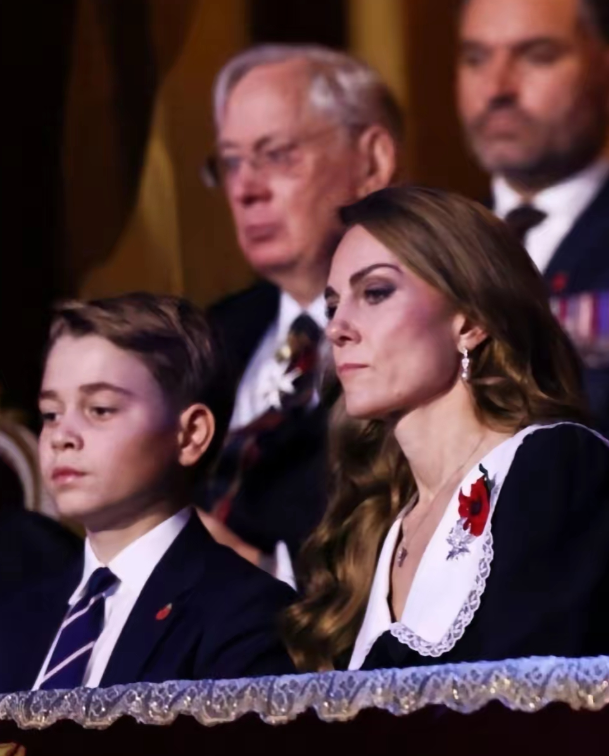 乔治王子，应该是懂妈妈的“苦楚”！为何？这几年的乔治，那是成长了太多太多，不单