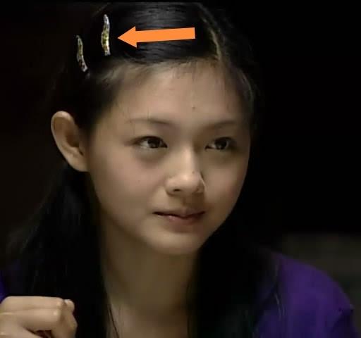 看图一，大S头上只夹了两个特别普通、甚至有点廉价的小发夹。这就是她演杉菜时的样子